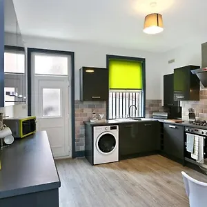  Guest house Chic & Charming 4 Bed Guest Home On Hardy Croft United Kingdom